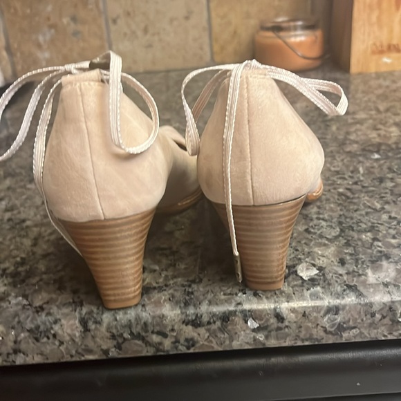 Sundance beige Odell Suede Lace up Pumps  NWOB. FLAW - Picture 3 of 6